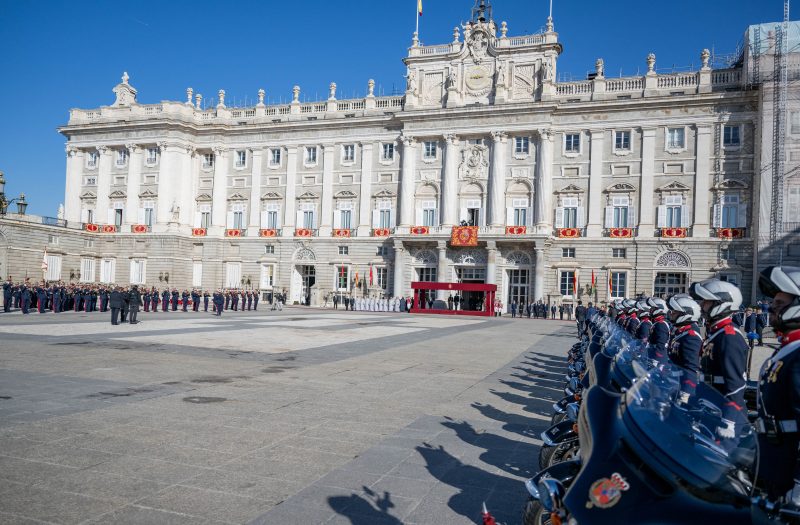 مراسم استقبال رسمية لجلالة السلطان المعظم في القصر الملكي في مدريد