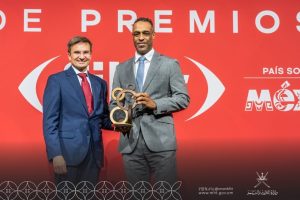 أسبانيا: سفير سلطنة عمان يتسلم جائزة أفضل جناح في معرض السياحة الدولي