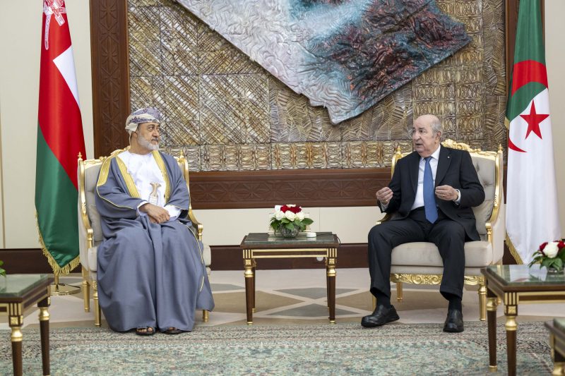 جلالةُ السُّلطان المعظّم والرئيسُ الجزائري يعقدان لقاءً ثُنائيًّا وجلسة مباحثات رسميّة