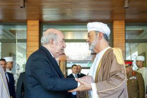 جلالةُ السُّلطان المعظم والرئيسُ الجزائري يعقدان لقاءً بمقر جلالته