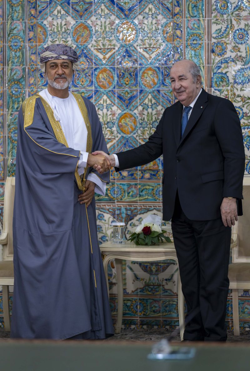 جلالةُ السُّلطان المعظّم والرئيسُ الجزائري يعقدان لقاءً ثُنائيًّا وجلسة مباحثات رسميّة