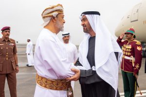 جلالةُ السُّلطان المعظم في مقدّمة مُستقبلي أخيه رئيس دولة الإمارات