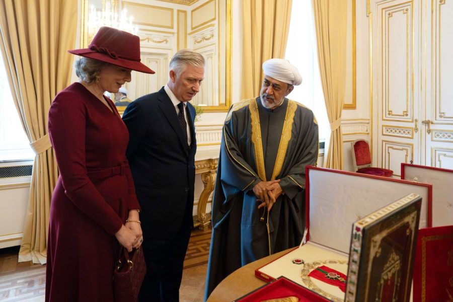 جلالةُ السُّلطان المعظم وملك البلجيكيين يتبادلان الأوسمة جلالةُ السُّلطان المعظم وملك البلجيكيين يتبادلان الأوسمة