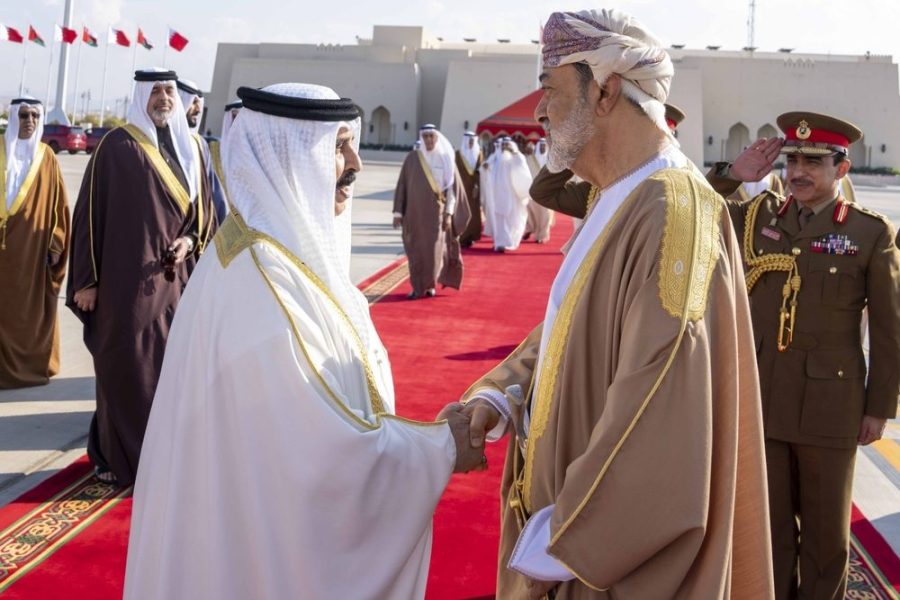 جلالة السُّلطان المعظّم في مقدّمة مودّعي ملك البحرين جلالة السُّلطان المعظّم في مقدّمة مودّعي ملك البحرين