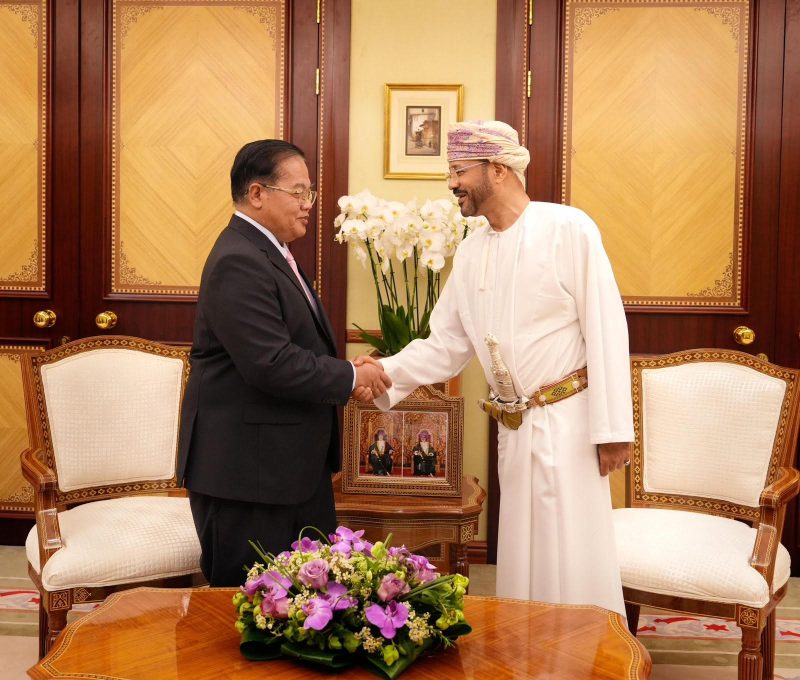 وزير الخارجية يستقبل مسؤولاً كمبودياً