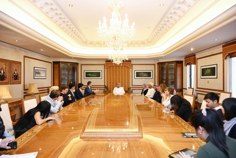 His Excellency Sheikh Khalifa Al Harthy meets with a number of students from Stanford University His Excellency Sheikh Khalifa Al Harthy meets with a number of students from Stanford University