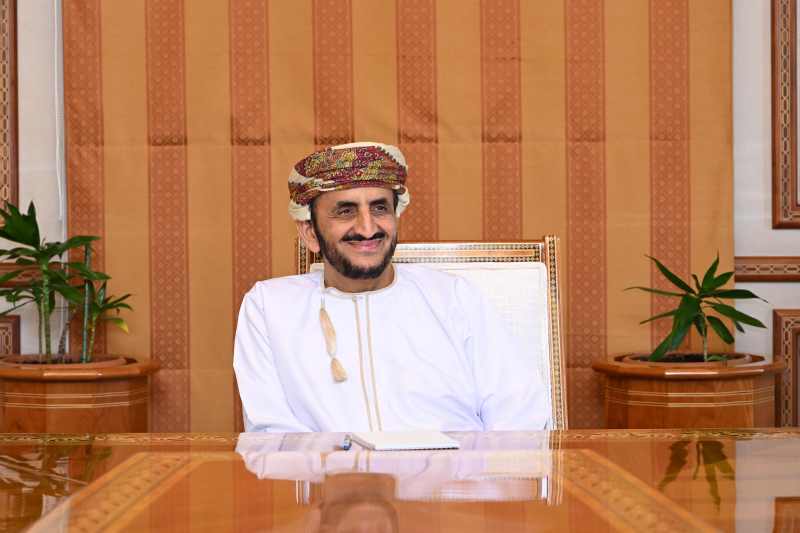 سعادة الشيخ خليفة الحارثي يلتقي في مسقط بعدد من طلبة جامعة ستانفورد الأمريكية