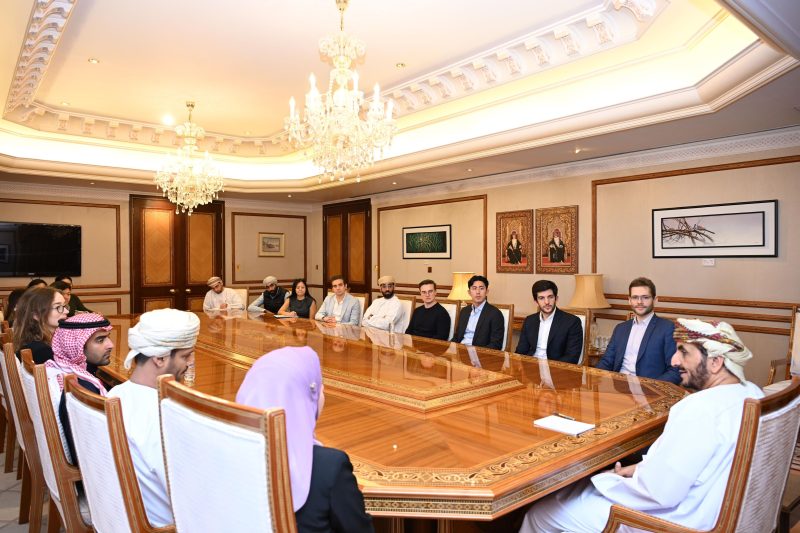 سعادة الشيخ خليفة الحارثي وكيل وزارة الخارجية للشؤون السياسية يلتقي اليوم بعدد من طلبة الدراسات العليا في جامعة ستانفورد