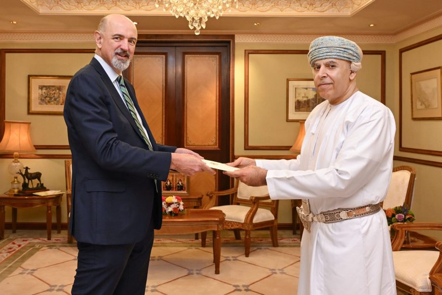 سعادة الشيخ وكيل وزارة الخارجية للشؤون الإدارية والمالية يتسلم نسخة من أوراق اعتماد سعادة أستراليا المعيّن1 سعادة الشيخ وكيل وزارة الخارجية للشؤون الإدارية والمالية يتسلم نسخة من أوراق اعتماد سعادة أستراليا المعيّن.