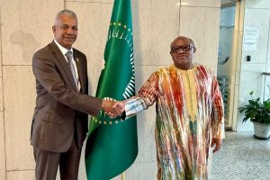سفير سلطنة عُمان بأثيوبيا يلتقي برئيس ديوان مفوضية الاتحاد الإفريقي