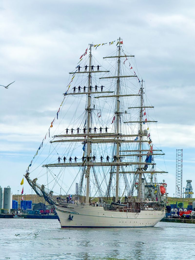 سفينة شباب عُمان الثانية.. رسالة وطن يحمل أشرعة السلام