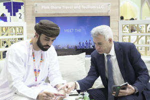 شاركت سلطنة عُمان اليوم في أعمال المعرض الدولي للسياحة فيتور ٢٠٢٦ والذي يقام في العاصمة الإسبانية مدريد خلال الفترة من ٢١ -٢٥ يناير الجاري وبمشاركة عدد من المؤسسات والشركات العاملة في قطاع السفر والسياحة والمنشآت الفندقية وعددٍ من الشركاء الاستراتيجيين. وتهدف وزارة التراث والسياحة خلال مشاركتها في معرض فيتور ٢٠٢٦ إلى تعزيز وجود سلطنة عُمان في إحدى أكبر المعارض العالمية في قطاع السفر والسياحة وإبراز سلطنة عُمان كوجهة سياحية عالمية مستدامة تتضمن أنماطًا سياحية متنوعة ومبتكرة وتقدم تجارب فاخرة. وتعمل الوزارة أيضًا على التعريف بأبرز المستجدات المتعلقة بالقطاع السياحي في سلطنة عُمان والاجتماع مع أكبر الشركات والمؤسسات السياحية العالمية لبحث المواضيع المختصة بالقطاع السياحي بالإضافة إلى حضور المؤتمرات والندوات المصاحبة للمعرض والتي تعرض أبرز المستجدات والإحصائيات والتوجهات في قطاع السفر والسياحة عالميًّا، و خلق منصة ترويجية واقتصادية مهمة للشركات والمؤسسات السياحية العمانية في المعرض وتمكينها من خلق قنوات تواصل مباشرة مع أكبر الشركات السياحية العالمية عبر قاعدة البيانات الخاصة بالمعرض. كما تسعى الوزارة إلى تكثيف الشراكات الاستراتيجية مع الهيئات والمؤسسات السياحية العالمية وتعميق أواصر التعاون التي تسمح بتطوير القطاع السياحي العماني إلى مستويات قياسية من النمو والجاذبية و بما يتواءم مع التطلعات والتوجهات العالمية الأمر الذي سيسهم بصورة مباشرة في رفع إسهام القطاع السياحي في الدخل الوطني وازدياد الحركة السياحية إلى سلطنة عُمان وتمكين المؤسسات والمنشآت العاملة في القطاع السياحي لتقديم خدمات ذات جودة وكفاءة وتميز . وأشار هيثم بن محمد الغساني مدير عام الترويج السياحي بوزارة التراث والسياحة بأن هذه المعارض العالمية تمثل فرصة للتعريف بأنماط السياحة المختلفة والمبتكرة التي تنفرد بها سلطنة عُمان بالنظر إلى العوامل البيئية والطبيعية والجيولوجية التي جعلت من سلطنة عُمان وجهة مختلفة ومميزة تجمع أنماطًا سياحية تلبي مختلف التطلعات والرغبات حيث إن مشاركة كبرى المؤسسات السياحية من مختلف دول العالم في فيتور ٢٠٢٦ إلى جانب المؤسسات الإعلامية الرائدة في المجال تساعد في تنفيذ برامج ترويجية ذات جدوى . من جانبه، وضح أنور بن سعيد البلوشي، مدير دائرة الفعاليات السياحية بوزارة التراث والسياحة، بأن أهمية المشاركة في معرض «فيتور» تكمن في كونه أول معرض سياحي عالمي يُنظَّم مع بداية كل عام، وأحد أكبر المعارض السياحية المقامة في مملكة إسبانيا حيث يشارك فيه أكثر من ٩ آلاف عارض من حوالي ١٥٠ دولة ويضم أكثر من ٨٠٠ جناح مع توقعات بزيارة أكثر من ١٥٠ ألف زائر ، وأوضح أن وزارة التراث والسياحة تحرص على المشاركة السنوية في هذا الحدث الدولي بمشاركة عدد من المؤسسات السياحية العُمانية، وذلك بهدف الترويج المتكامل لسلطنة عُمان والتعريف بأبرز مقوماتها وتجاربها السياحية المتنوعة. وأشار البلوشي إلى أن المشاركة تتضمن عقد سلسلة من الاجتماعات المجدولة مسبقًا مع كبرى الشركات السياحية العالمية، إلى جانب عدد من اللقاءات الإعلامية مع ممثلي وسائل الإعلام الدولية، بما يسهم في تعزيز حضور سلطنة عُمان على خارطة السياحة العالمية.