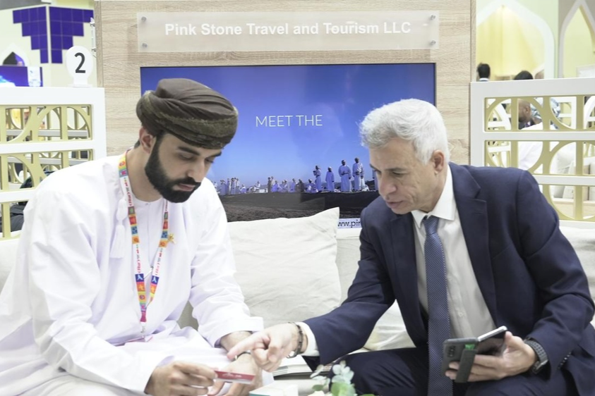 شاركت سلطنة عُمان اليوم في أعمال المعرض الدولي للسياحة فيتور ٢٠٢٦ والذي يقام في العاصمة الإسبانية مدريد خلال الفترة من ٢١ -٢٥ يناير الجاري وبمشاركة عدد من المؤسسات والشركات العاملة في قطاع السفر والسياحة والمنشآت الفندقية وعددٍ من الشركاء الاستراتيجيين. وتهدف وزارة التراث والسياحة خلال مشاركتها في معرض فيتور ٢٠٢٦ إلى تعزيز وجود سلطنة عُمان في إحدى أكبر المعارض العالمية في قطاع السفر والسياحة وإبراز سلطنة عُمان كوجهة سياحية عالمية مستدامة تتضمن أنماطًا سياحية متنوعة ومبتكرة وتقدم تجارب فاخرة. وتعمل الوزارة أيضًا على التعريف بأبرز المستجدات المتعلقة بالقطاع السياحي في سلطنة عُمان والاجتماع مع أكبر الشركات والمؤسسات السياحية العالمية لبحث المواضيع المختصة بالقطاع السياحي بالإضافة إلى حضور المؤتمرات والندوات المصاحبة للمعرض والتي تعرض أبرز المستجدات والإحصائيات والتوجهات في قطاع السفر والسياحة عالميًّا، و خلق منصة ترويجية واقتصادية مهمة للشركات والمؤسسات السياحية العمانية في المعرض وتمكينها من خلق قنوات تواصل مباشرة مع أكبر الشركات السياحية العالمية عبر قاعدة البيانات الخاصة بالمعرض. كما تسعى الوزارة إلى تكثيف الشراكات الاستراتيجية مع الهيئات والمؤسسات السياحية العالمية وتعميق أواصر التعاون التي تسمح بتطوير القطاع السياحي العماني إلى مستويات قياسية من النمو والجاذبية و بما يتواءم مع التطلعات والتوجهات العالمية الأمر الذي سيسهم بصورة مباشرة في رفع إسهام القطاع السياحي في الدخل الوطني وازدياد الحركة السياحية إلى سلطنة عُمان وتمكين المؤسسات والمنشآت العاملة في القطاع السياحي لتقديم خدمات ذات جودة وكفاءة وتميز . وأشار هيثم بن محمد الغساني مدير عام الترويج السياحي بوزارة التراث والسياحة بأن هذه المعارض العالمية تمثل فرصة للتعريف بأنماط السياحة المختلفة والمبتكرة التي تنفرد بها سلطنة عُمان بالنظر إلى العوامل البيئية والطبيعية والجيولوجية التي جعلت من سلطنة عُمان وجهة مختلفة ومميزة تجمع أنماطًا سياحية تلبي مختلف التطلعات والرغبات حيث إن مشاركة كبرى المؤسسات السياحية من مختلف دول العالم في فيتور ٢٠٢٦ إلى جانب المؤسسات الإعلامية الرائدة في المجال تساعد في تنفيذ برامج ترويجية ذات جدوى . من جانبه، وضح أنور بن سعيد البلوشي، مدير دائرة الفعاليات السياحية بوزارة التراث والسياحة، بأن أهمية المشاركة في معرض «فيتور» تكمن في كونه أول معرض سياحي عالمي يُنظَّم مع بداية كل عام، وأحد أكبر المعارض السياحية المقامة في مملكة إسبانيا حيث يشارك فيه أكثر من ٩ آلاف عارض من حوالي ١٥٠ دولة ويضم أكثر من ٨٠٠ جناح مع توقعات بزيارة أكثر من ١٥٠ ألف زائر ، وأوضح أن وزارة التراث والسياحة تحرص على المشاركة السنوية في هذا الحدث الدولي بمشاركة عدد من المؤسسات السياحية العُمانية، وذلك بهدف الترويج المتكامل لسلطنة عُمان والتعريف بأبرز مقوماتها وتجاربها السياحية المتنوعة. وأشار البلوشي إلى أن المشاركة تتضمن عقد سلسلة من الاجتماعات المجدولة مسبقًا مع كبرى الشركات السياحية العالمية، إلى جانب عدد من اللقاءات الإعلامية مع ممثلي وسائل الإعلام الدولية، بما يسهم في تعزيز حضور سلطنة عُمان على خارطة السياحة العالمية.