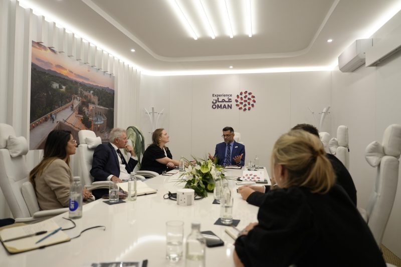 وزارة التراث والسياحة تعزز الشراكات السياحية في سوق السفر العالمي بلندن